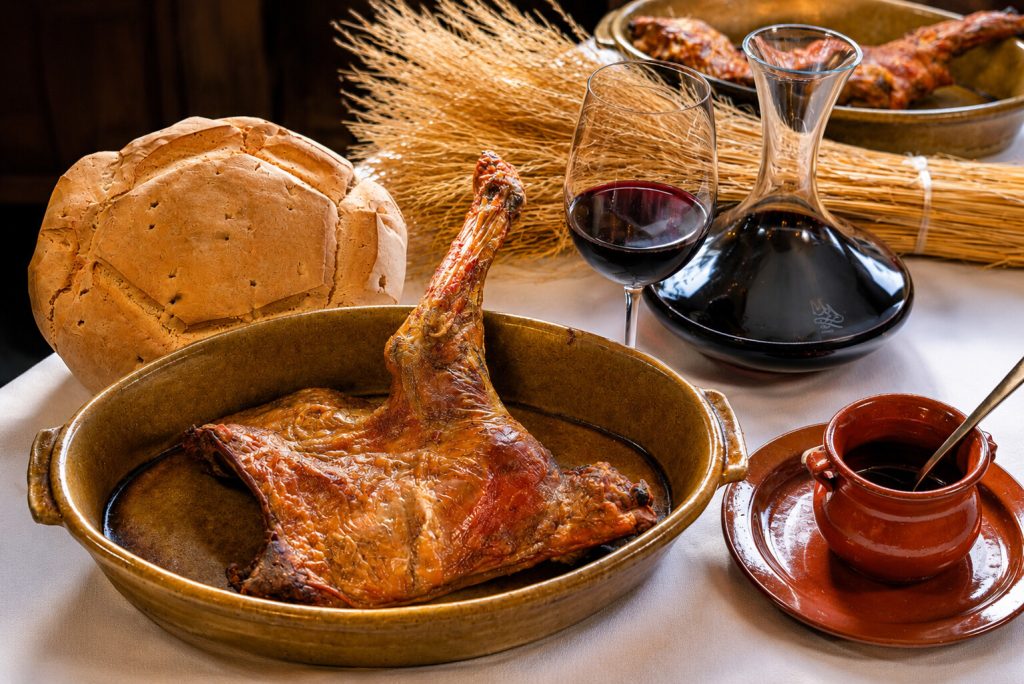 Cochinillo asado servido en Asador Segoviano franquicias, especializado en cocina tradicional castellana.