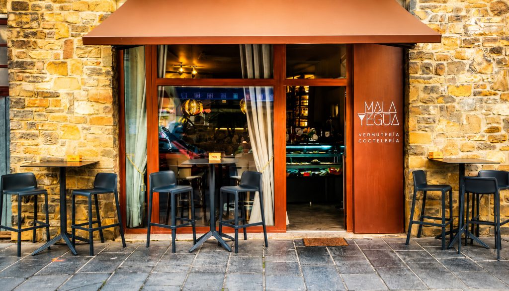 Fachada de Mala Yegua Franquicias, vermutería premium especializada en vermuts, gastronomía creativa y experiencias de tardeo.