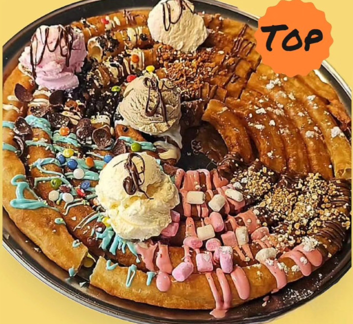 Churritoping con churros y variedad de toppings dulces.